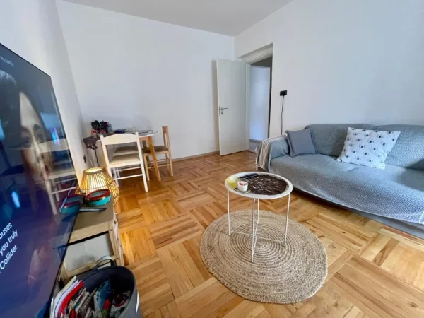 Tirane, jepet me qera apartament 1+1 , 65 m² 500 € (Pranë Liceut)