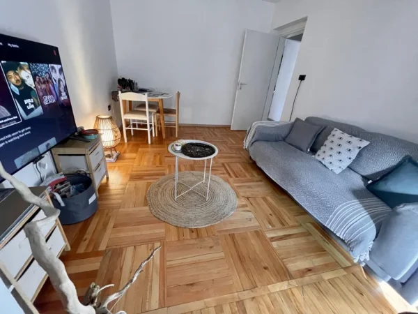 Tirane, jepet me qera apartament 1+1 , 65 m² 500 € (Pranë Liceut)