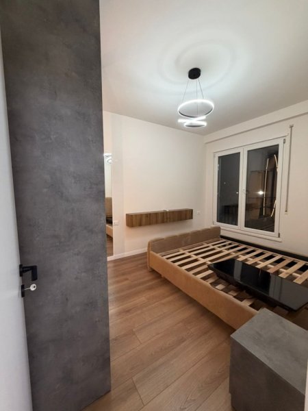 Tirane, jepet me qera apartament 1+1 , 800 € (Komuna e Parisit)
