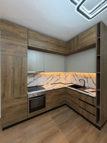 Tirane, jepet me qera apartament 1+1 , 800 € (Komuna e Parisit)