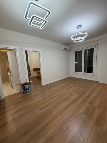 Tirane, jepet me qera apartament 1+1 , 800 € (Komuna e Parisit)