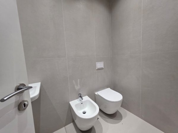 Tirane, jepet me qera apartament 1+1 , 800 € (Komuna e Parisit)