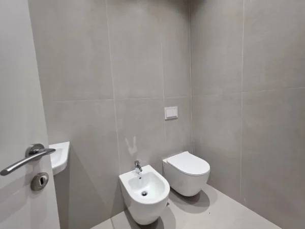 Tirane, jepet me qera apartament 1+1 , 800 € (Komuna e Parisit)