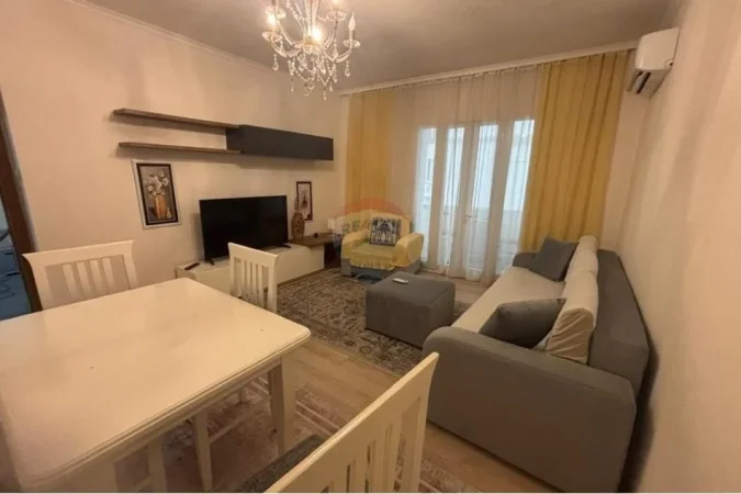 Tirane, jepet me qera apartament 3+1 Kati 3, 100 m² 750 € (Rruga Myslym Shyri)