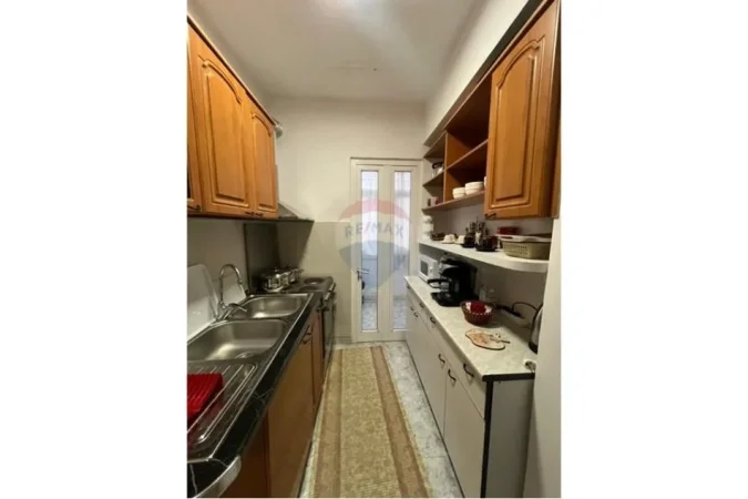 Tirane, jepet me qera apartament 3+1 Kati 3, 100 m² 750 € (Rruga Myslym Shyri)