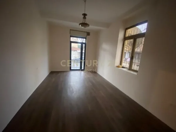 Tirane, jepet me qera ambjent biznesi Kati 0, 73 m² 1.300 € (Rruga e Dibres)