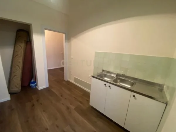 Tirane, jepet me qera ambjent biznesi Kati 0, 73 m² 1.300 € (Rruga e Dibres)