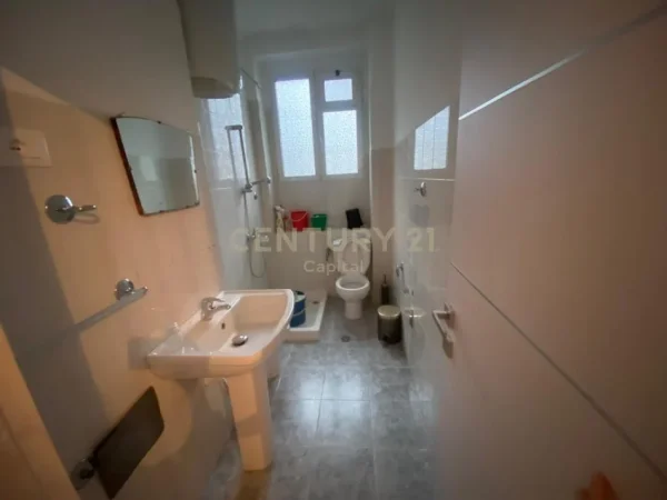 Tirane, jepet me qera ambjent biznesi Kati 0, 73 m² 1.300 € (Rruga e Dibres)
