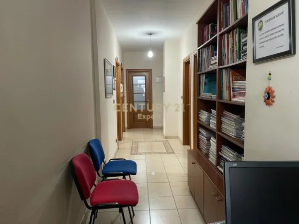 Tirane, jepet me qera ambjent biznesi Kati 1, 196 m² 1.000 € (Don Bosko)