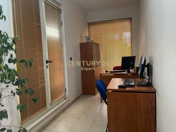 Tirane, jepet me qera ambjent biznesi Kati 1, 196 m² 1.000 € (Don Bosko)