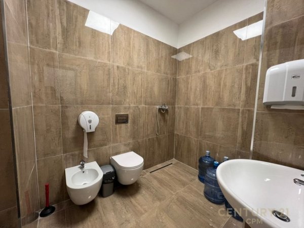 Tirane, jepet me qera ambjent biznesi Kati 3, 130 m² 1.500 € (Komuna e Parisit)