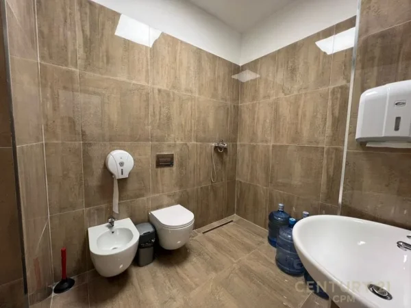 Tirane, jepet me qera ambjent biznesi Kati 3, 130 m² 1.500 € (Komuna e Parisit)