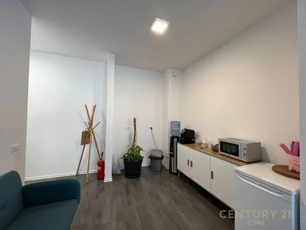 Tirane, jepet me qera ambjent biznesi Kati 3, 130 m² 1.500 € (Komuna e Parisit)