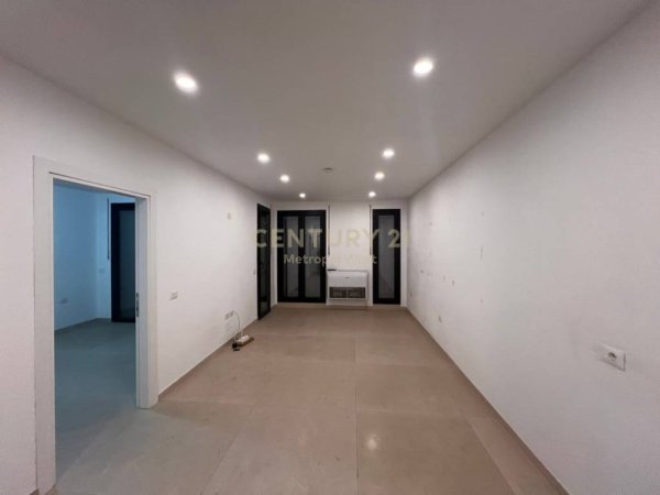 Tirane, jepet me qera ambjent biznesi Kati 3, 66 m² 500 € (Qsut)
