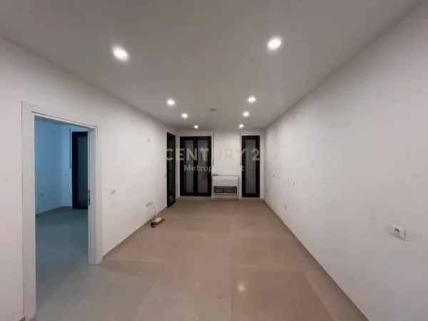 Tirane, jepet me qera ambjent biznesi Kati 3, 66 m² 500 € (Qsut)