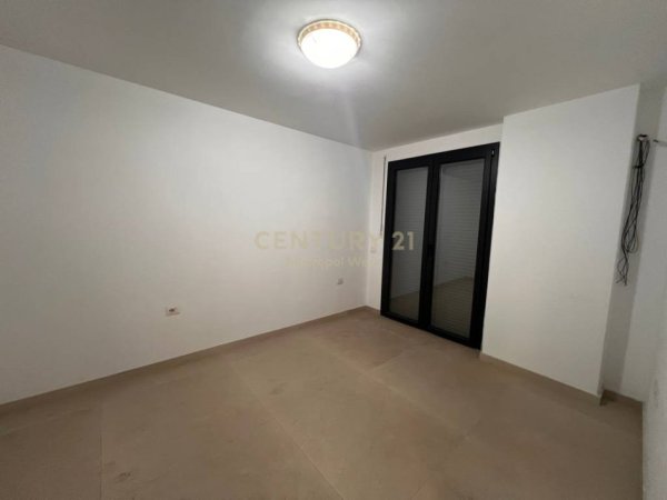 Tirane, jepet me qera ambjent biznesi Kati 3, 66 m² 500 € (Qsut)