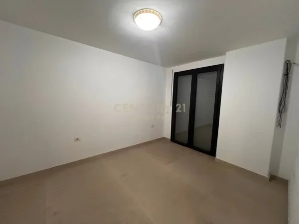 Tirane, jepet me qera ambjent biznesi Kati 3, 66 m² 500 € (Qsut)