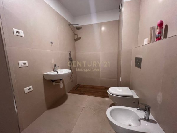 Tirane, jepet me qera ambjent biznesi Kati 3, 66 m² 500 € (Qsut)