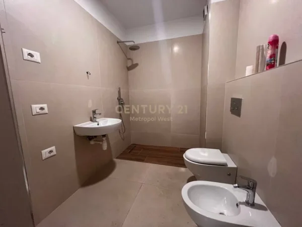 Tirane, jepet me qera ambjent biznesi Kati 3, 66 m² 500 € (Qsut)