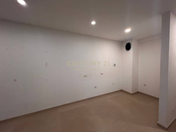 Tirane, jepet me qera ambjent biznesi Kati 3, 66 m² 500 € (Qsut)