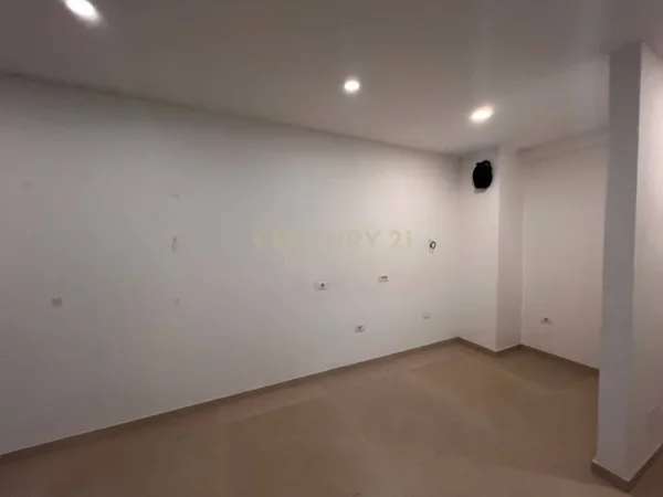 Tirane, jepet me qera ambjent biznesi Kati 3, 66 m² 500 € (Qsut)