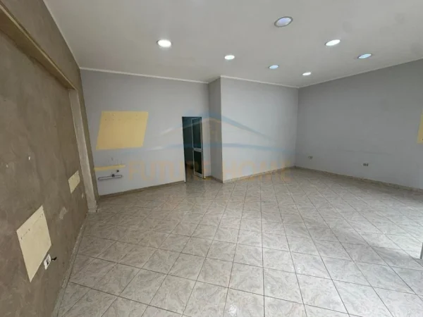 Tirane, jepet me qera ambjent biznesi Kati 0, 53 m² 300 € 