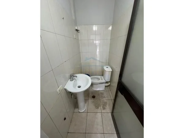 Tirane, jepet me qera ambjent biznesi Kati 0, 53 m² 300 € 