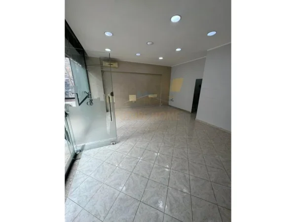 Tirane, jepet me qera ambjent biznesi Kati 0, 53 m² 300 € 