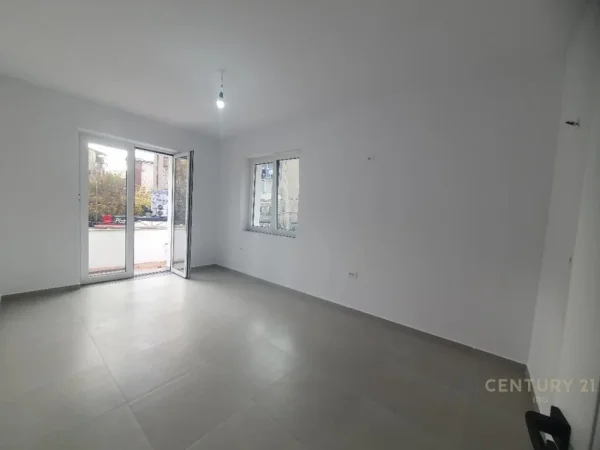 Tirane, jepet me qera ambjent biznesi Kati 1, 72 m² 1.000 € (Mine Peza)