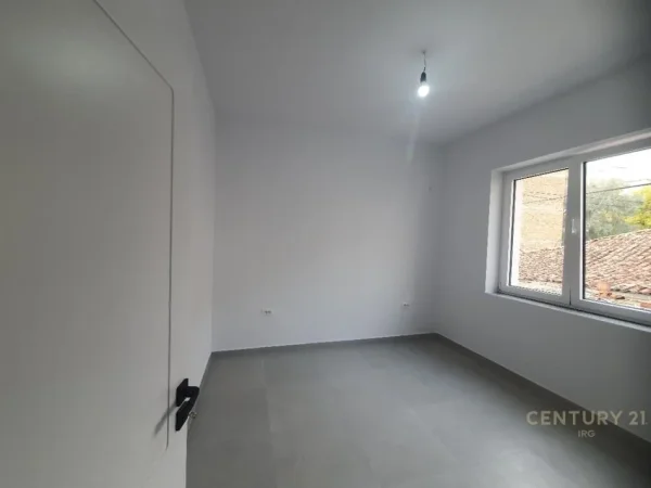Tirane, jepet me qera ambjent biznesi Kati 1, 72 m² 1.000 € (Mine Peza)