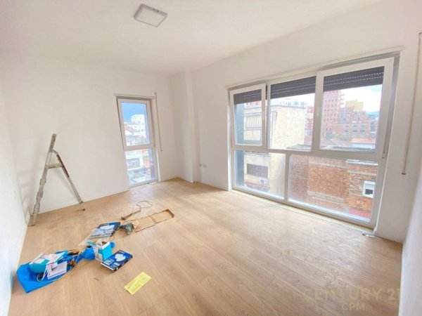 Tirane, jepet me qera ambjent biznesi Kati 4, 56 m² 450 € (Rruga Bardhyl)