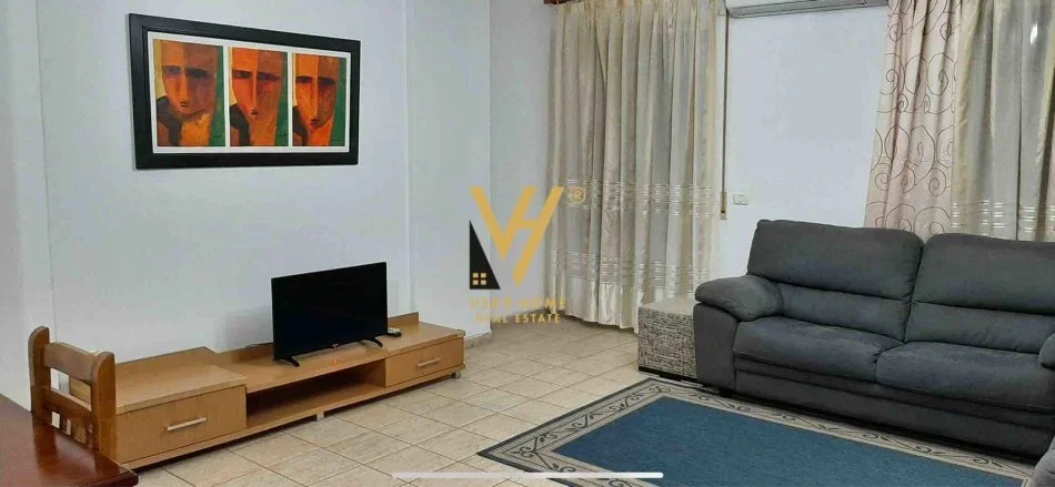 Tirane, jepet me qera apartament 1+1+Ballkon Kati 3, 70 m² 600 € (QENDER)