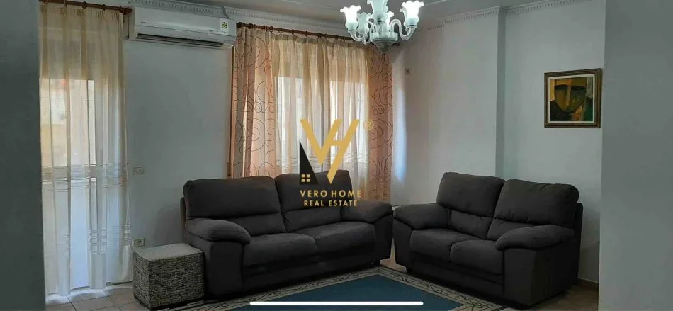 Tirane, jepet me qera apartament 1+1+Ballkon Kati 3, 70 m² 600 € (QENDER)