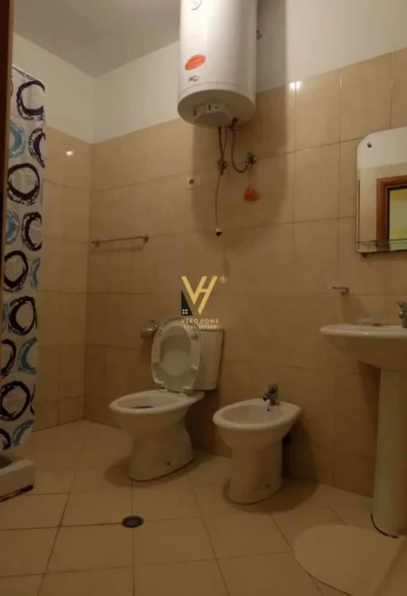 Tirane, jepet me qera apartament 1+1+Ballkon Kati 3, 70 m² 600 € (QENDER)