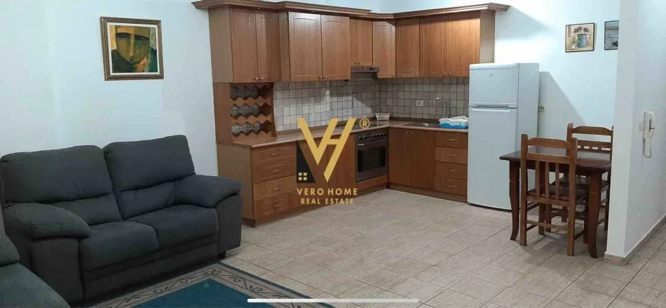 Tirane, jepet me qera apartament 1+1+Ballkon Kati 3, 70 m² 600 € (QENDER)