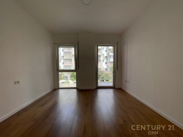 Tirane, jepet me qera ambjent biznesi Kati 1, 118 m² 950 € (Komuna e Parisit)
