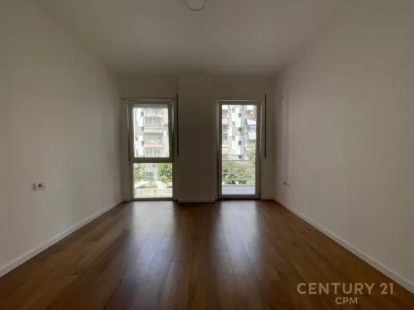 Tirane, jepet me qera ambjent biznesi Kati 1, 118 m² 950 € (Komuna e Parisit)