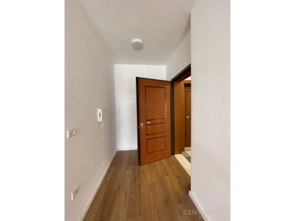 Tirane, jepet me qera ambjent biznesi Kati 1, 118 m² 950 € (Komuna e Parisit)
