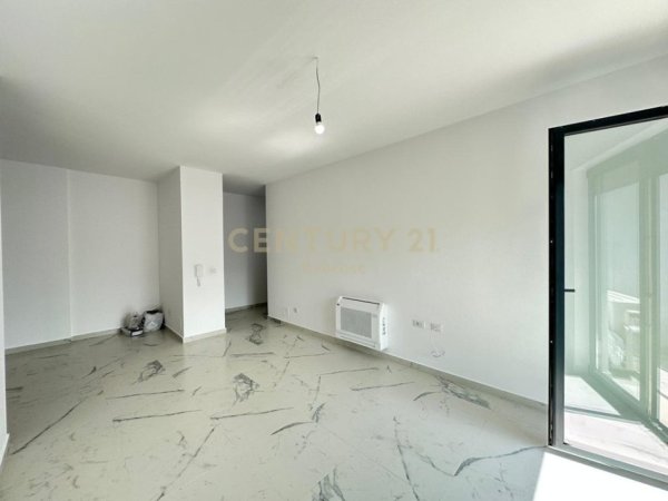 Tirane, jepet me qera ambjent biznesi Kati 4, 92 m² 850 € (Ish Stacioni Trenit)