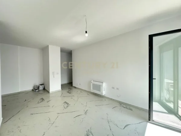 Tirane, jepet me qera ambjent biznesi Kati 4, 92 m² 850 € (Ish Stacioni Trenit)