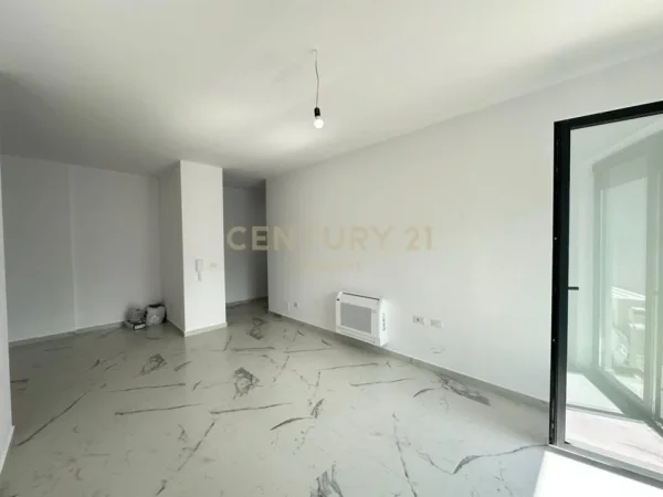 Tirane, jepet me qera ambjent biznesi Kati 4, 92 m² 850 € (Ish Stacioni Trenit)