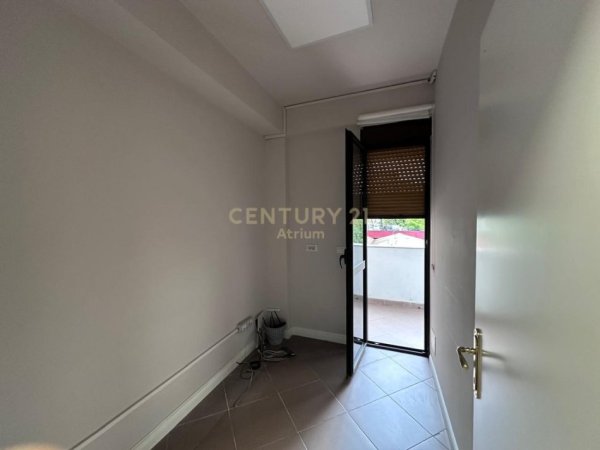 Tirane, jepet me qera ambjent biznesi Kati 1, 93 m² 1.000 € (Bllok)