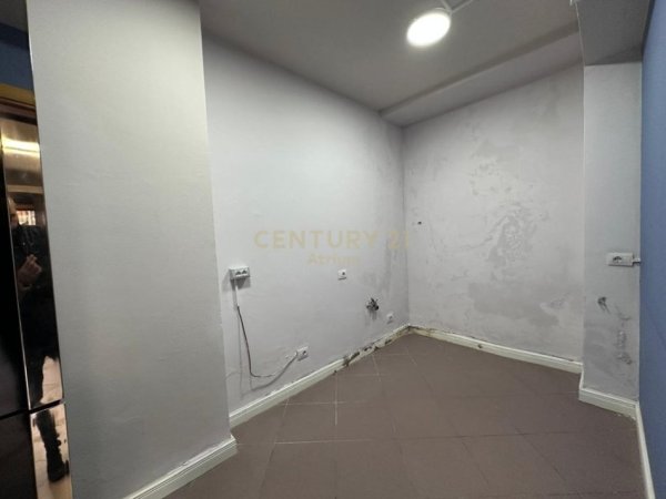 Tirane, jepet me qera ambjent biznesi Kati 1, 93 m² 1.000 € (Bllok)