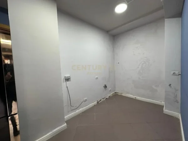 Tirane, jepet me qera ambjent biznesi Kati 1, 93 m² 1.000 € (Bllok)