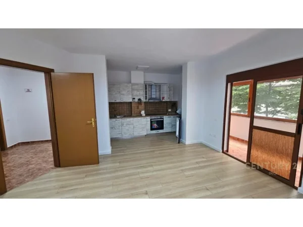 Tirane, jepet me qera ambjent biznesi Kati 2, 116 m² 1.000 € (Rruga e Bogdaneve)