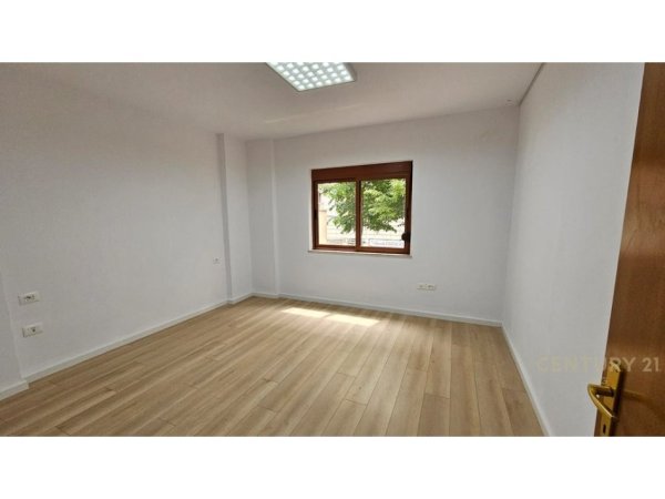 Tirane, jepet me qera ambjent biznesi Kati 2, 116 m² 1.000 € (Rruga e Bogdaneve)