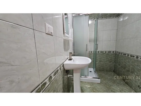 Tirane, jepet me qera ambjent biznesi Kati 2, 116 m² 1.000 € (Rruga e Bogdaneve)