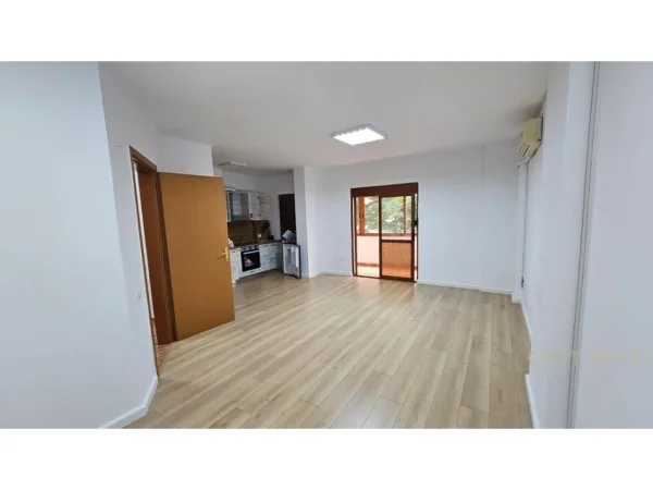 Tirane, jepet me qera ambjent biznesi Kati 2, 116 m² 1.000 € (Rruga e Bogdaneve)