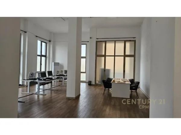 Tirane, jepet me qera ambjent biznesi Kati 2, 104 m² 1.700 € (Porcelan)