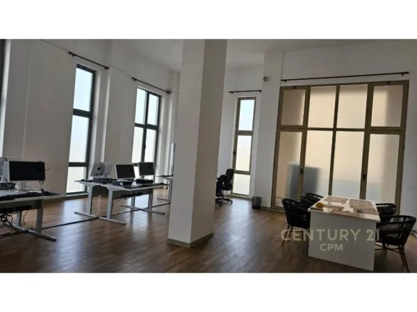 Tirane, jepet me qera ambjent biznesi Kati 2, 104 m² 1.700 € (Porcelan)